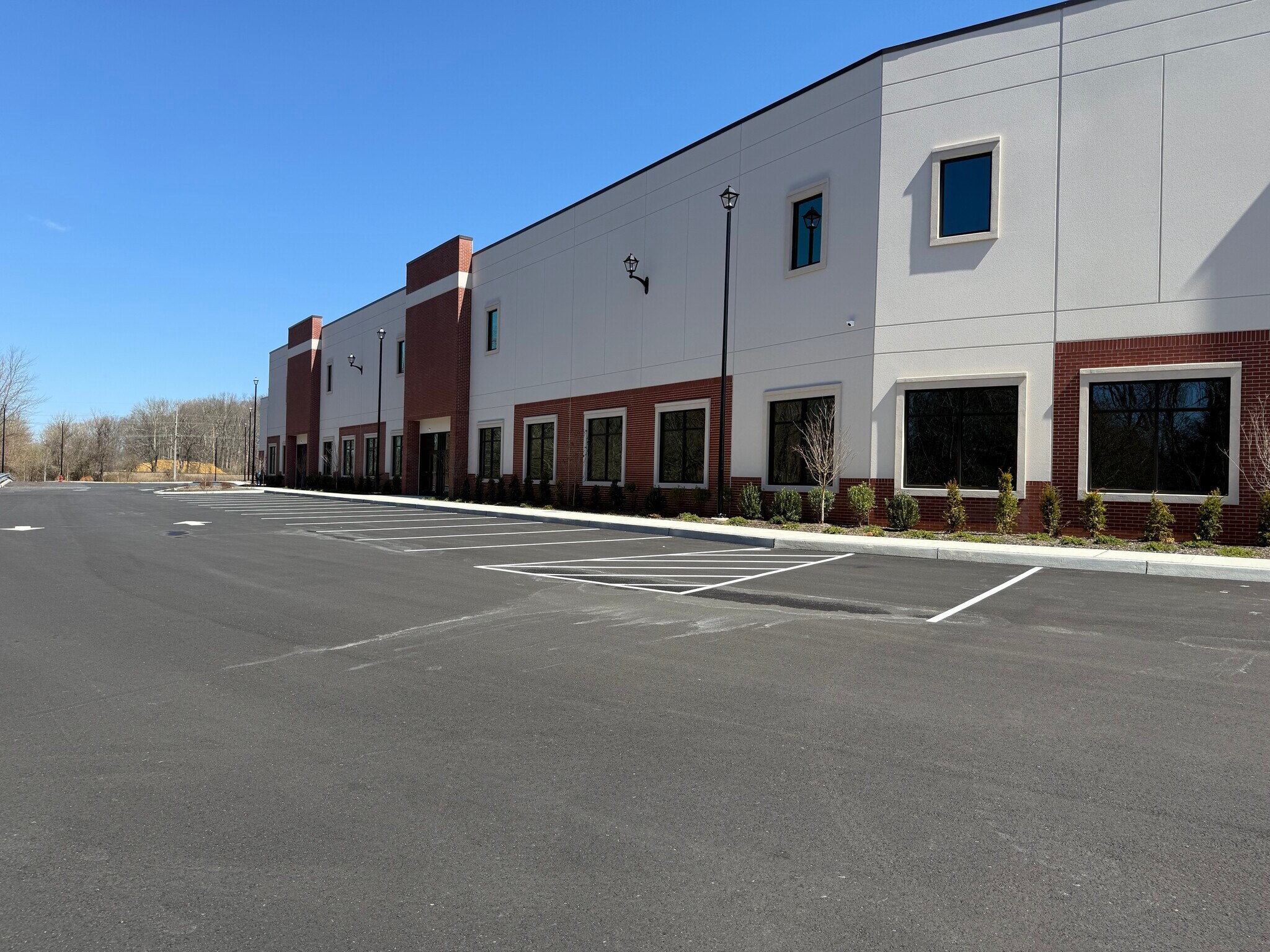 245 Willow Brook Rd, Freehold, NJ à louer Photo principale– Image 1 sur 6