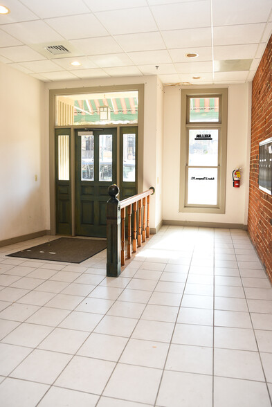 119 W 1st St, Dixon, IL à louer - Photo de l’immeuble – Image 2 sur 3