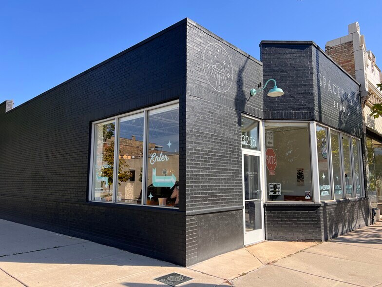 3256 W Bryn Mawr Ave, Chicago, IL à louer - Photo de l’immeuble – Image 3 sur 23