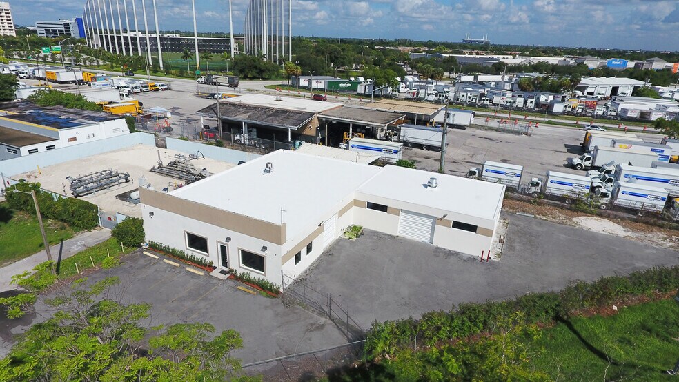 17260 NW 2nd Ct, Miami, FL à louer - Photo de l’immeuble – Image 2 sur 4