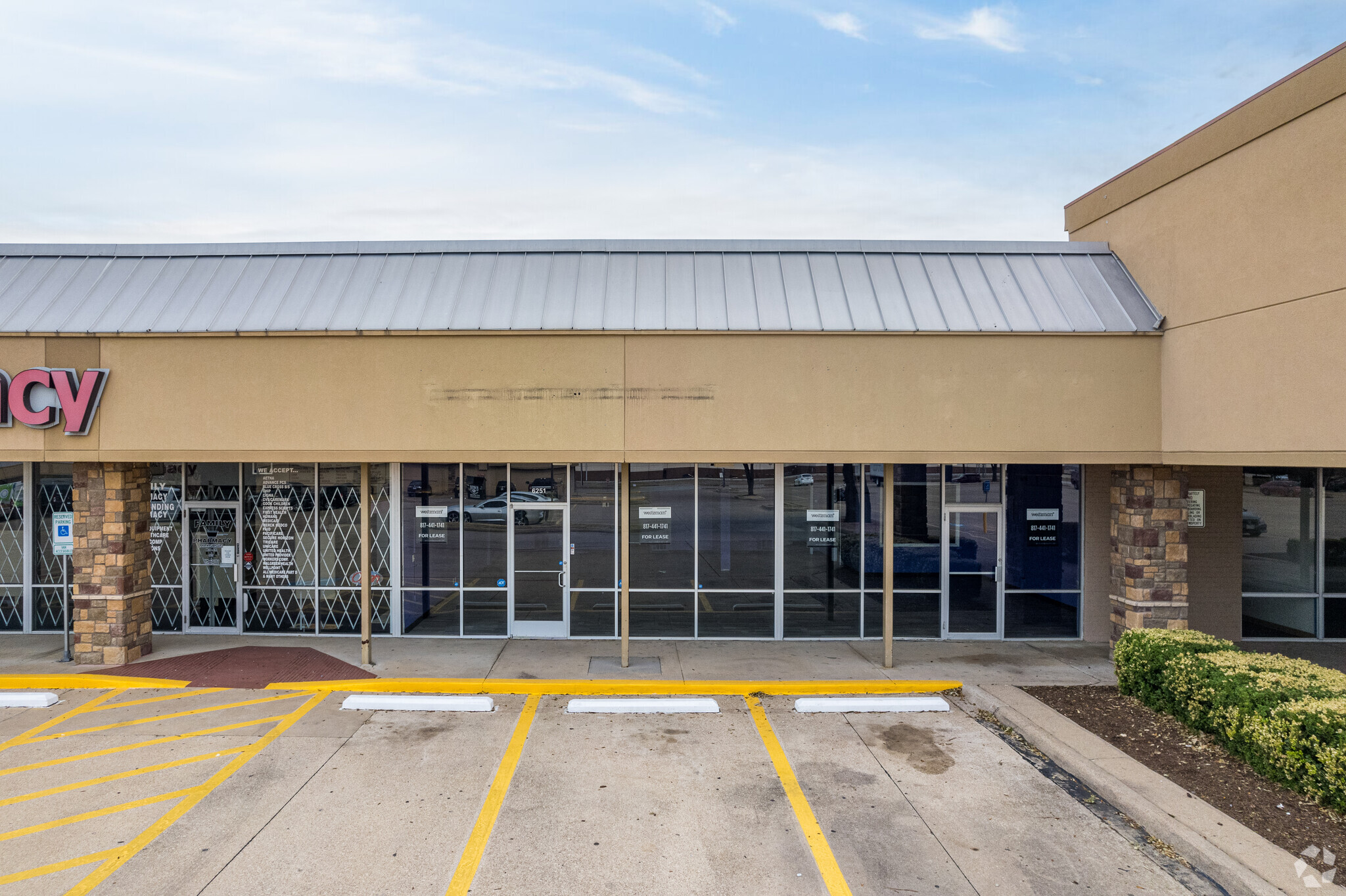 6299 Granbury Rd, Fort Worth, TX à louer Photo de l’immeuble– Image 1 sur 4