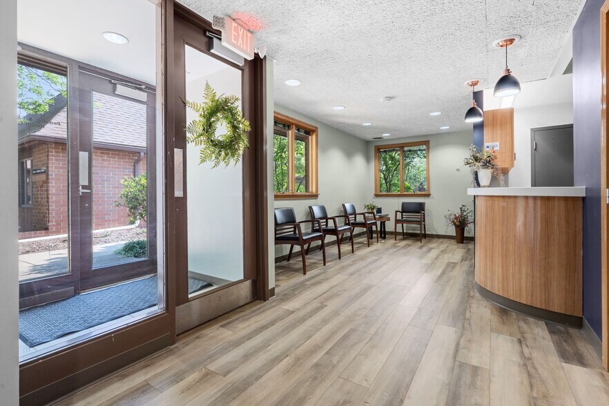 2400 Wales Ave NW, Massillon, OH à louer - Photo de l’immeuble – Image 3 sur 28