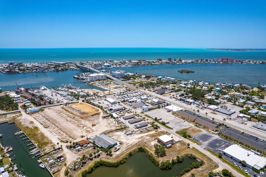 866 Buttonwood Dr, Fort Myers Beach, FL à vendre - Photo de l’immeuble – Image 3 sur 8