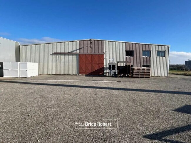 Plus de détails pour Local d'activités à louer