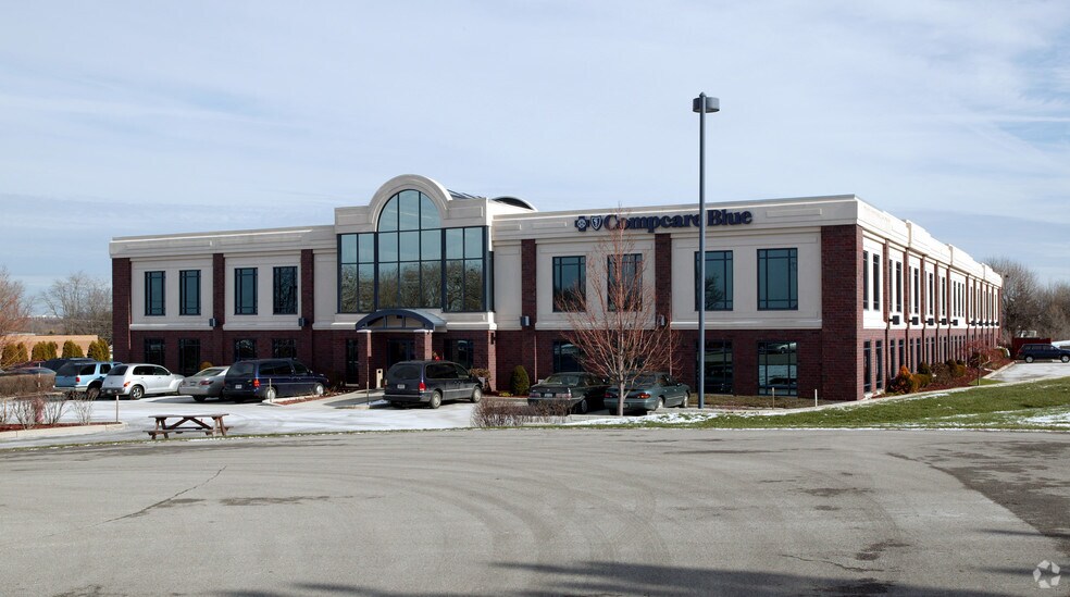 20855 Watertown Rd, Waukesha, WI à louer - Photo de l’immeuble – Image 2 sur 8