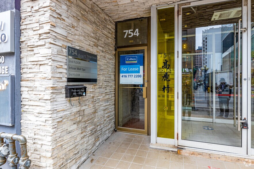 752 Yonge St, Toronto, ON à louer - Photo de l’immeuble – Image 2 sur 2