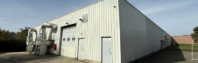 Plus de détails pour 7 Allée Général Benoist, Bron - Industriel/Logistique à vendre