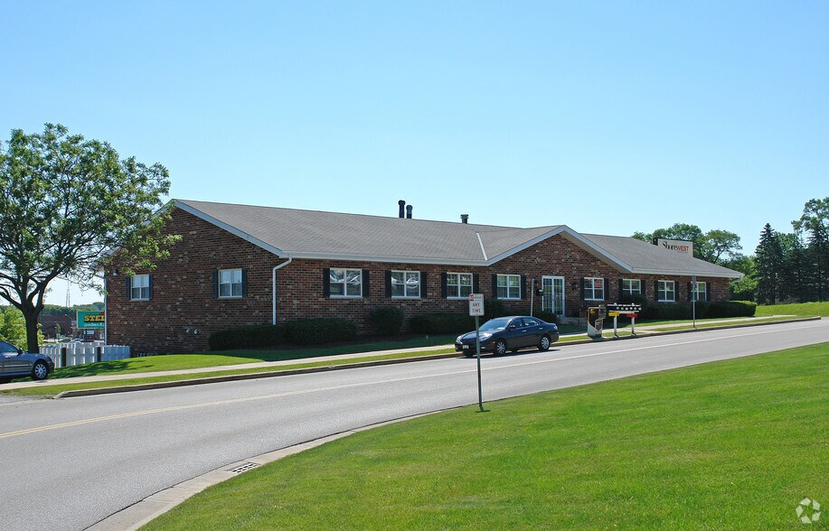 2212 E Moreland Blvd, Waukesha, WI à louer - Photo de l’immeuble – Image 2 sur 4