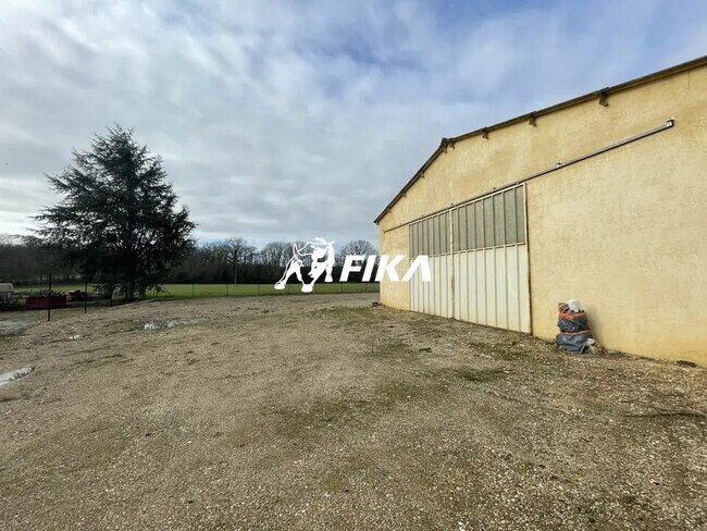 Plus de détails pour Local d'activités à louer