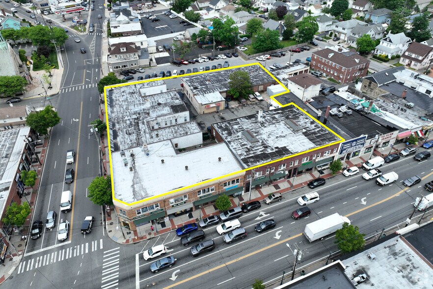 Corner Mixed-Use with Immense Upside portefeuille de 2 biens à vendre sur LoopNet.fr - Photo de l’immeuble – Image 2 sur 18