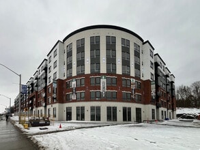 180 Kanata Av, Ottawa, ON à louer Photo de l’immeuble– Image 2 sur 3