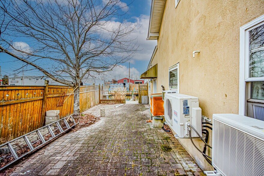 9 Degnon Blvd, Bay Shore, NY à vendre - Photo de l’immeuble – Image 3 sur 14