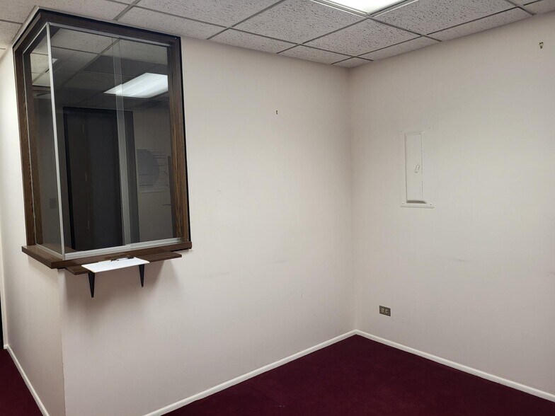 601 W Central Rd, Mount Prospect, IL à louer - Photo de l’immeuble – Image 2 sur 22