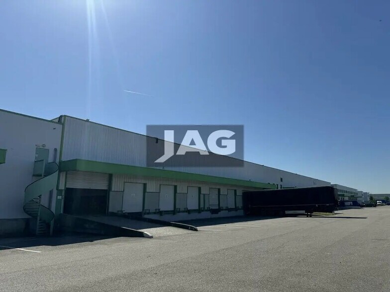 Local d’activités dans Genas à louer - Photo de l’immeuble – Image 1 sur 6