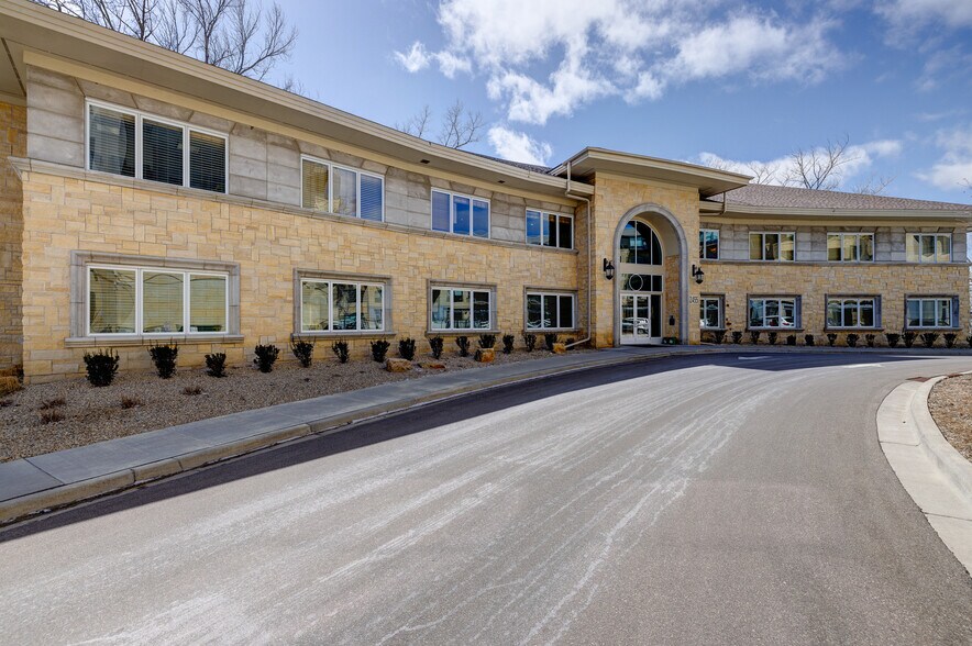 12455 Ridgedale Dr, Minnetonka, MN à louer - Photo de l’immeuble – Image 2 sur 22