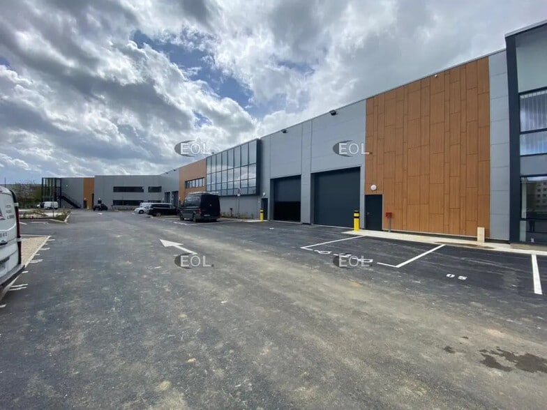 Local d’activités dans Grigny à louer - Photo de l’immeuble – Image 2 sur 6