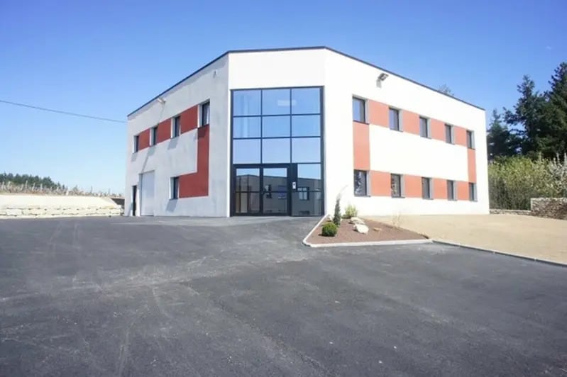 Local d'activités dans Vaugneray à vendre - Photo de l’immeuble – Image 1 sur 10