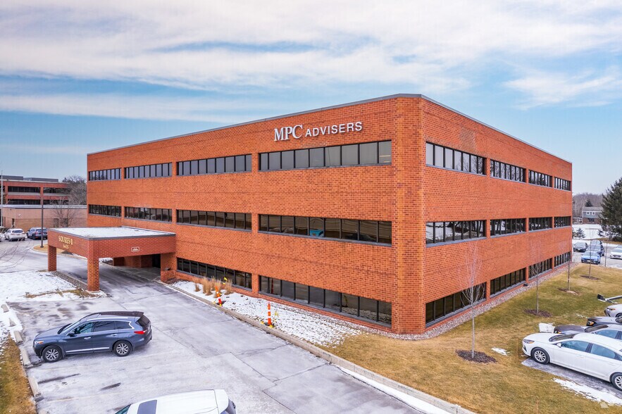 16655 W Bluemound Rd, Brookfield, WI à louer - Photo de l’immeuble – Image 2 sur 11