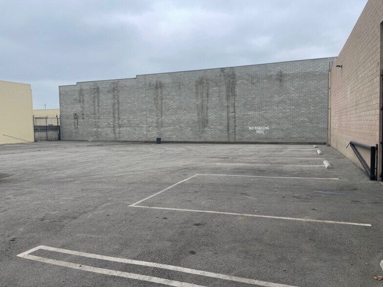 9256 Owensmouth Ave, Chatsworth, CA à louer - Photo de l’immeuble – Image 2 sur 7
