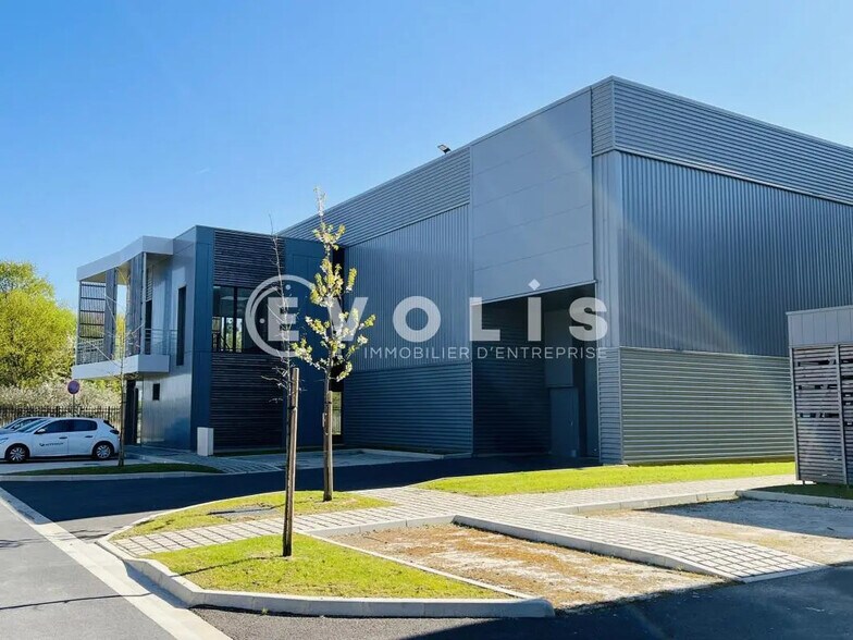 Local d'activités dans Chanteloup-en-Brie à vendre - Photo de l’immeuble – Image 1 sur 11