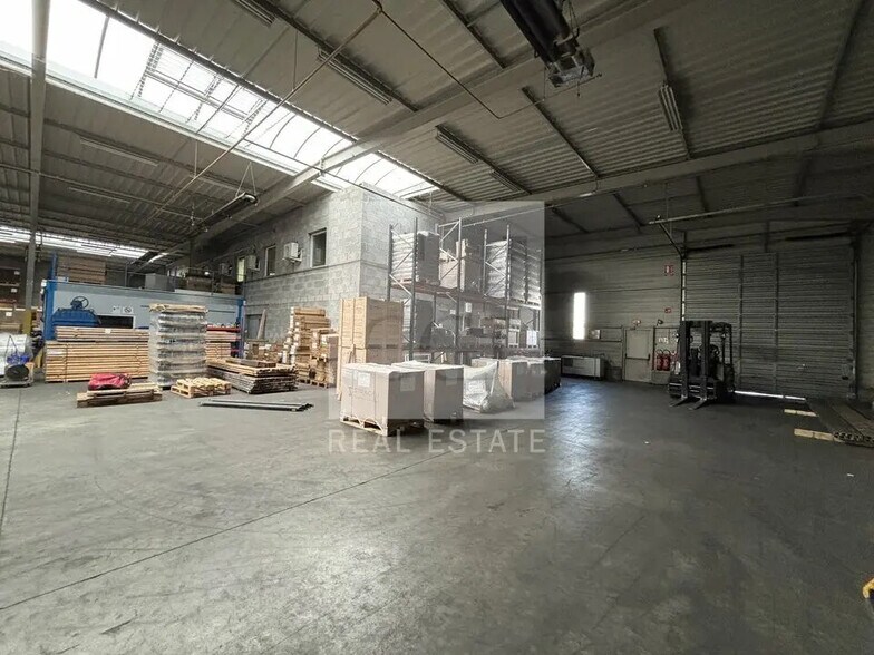 Local d’activités dans Genas à louer - Photo de l’immeuble – Image 3 sur 12