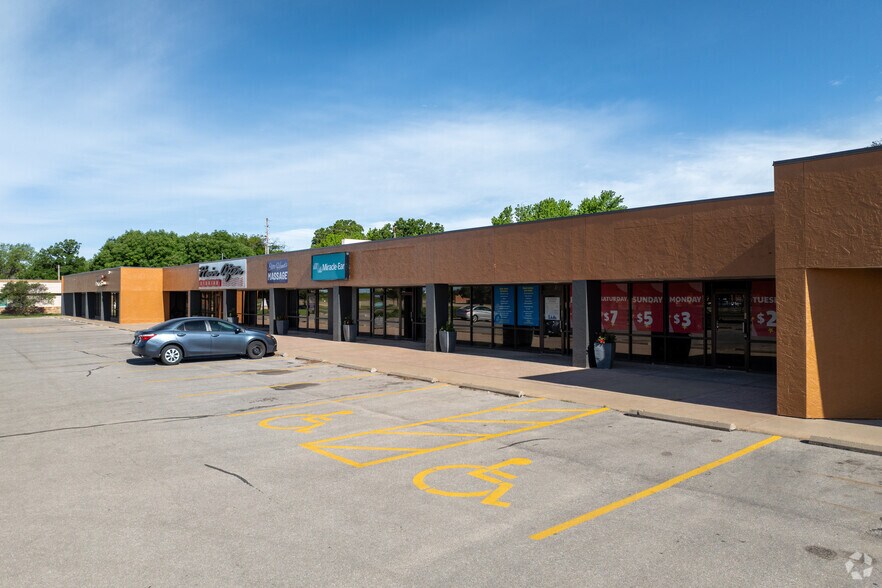 4800 W Maple St, Wichita, KS à louer - Photo de l’immeuble – Image 2 sur 10