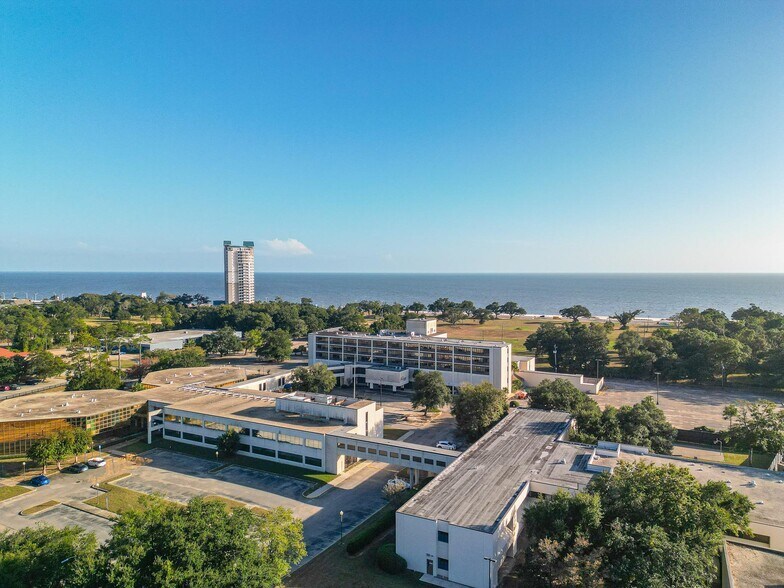 180 Debuys Rd, Biloxi, MS à louer - Photo de l’immeuble – Image 3 sur 24