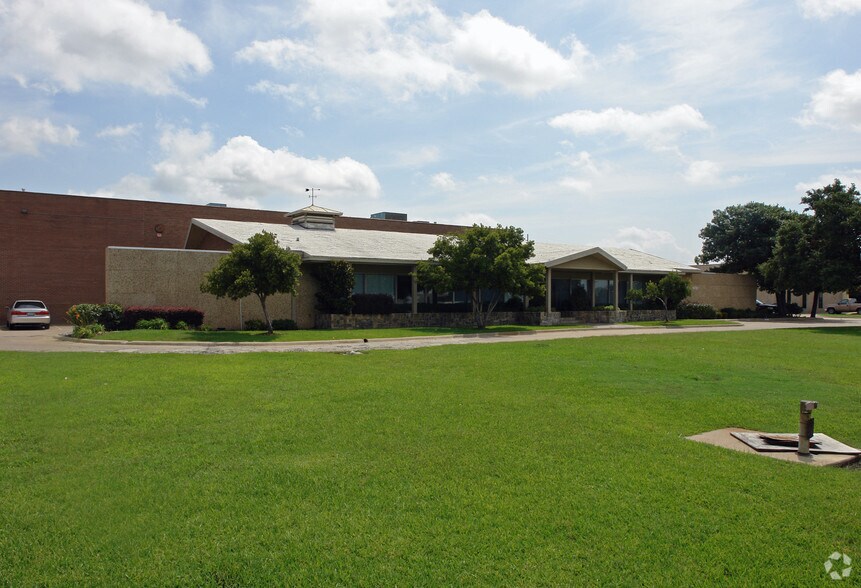 9010 John W Carpenter Fwy, Dallas, TX à louer - Photo de l’immeuble – Image 1 sur 7