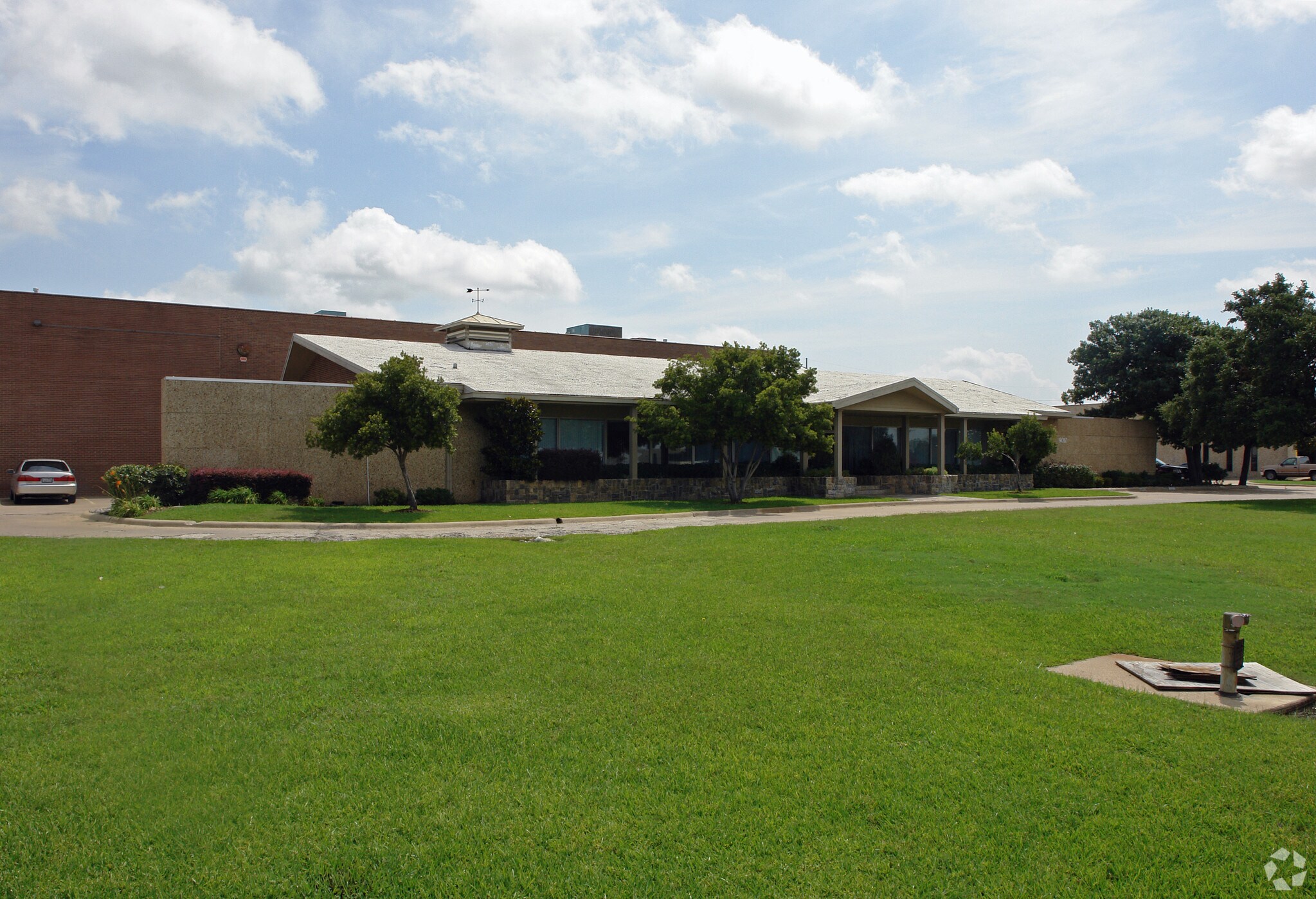 9010 John W Carpenter Fwy, Dallas, TX à louer Photo de l’immeuble– Image 1 sur 8