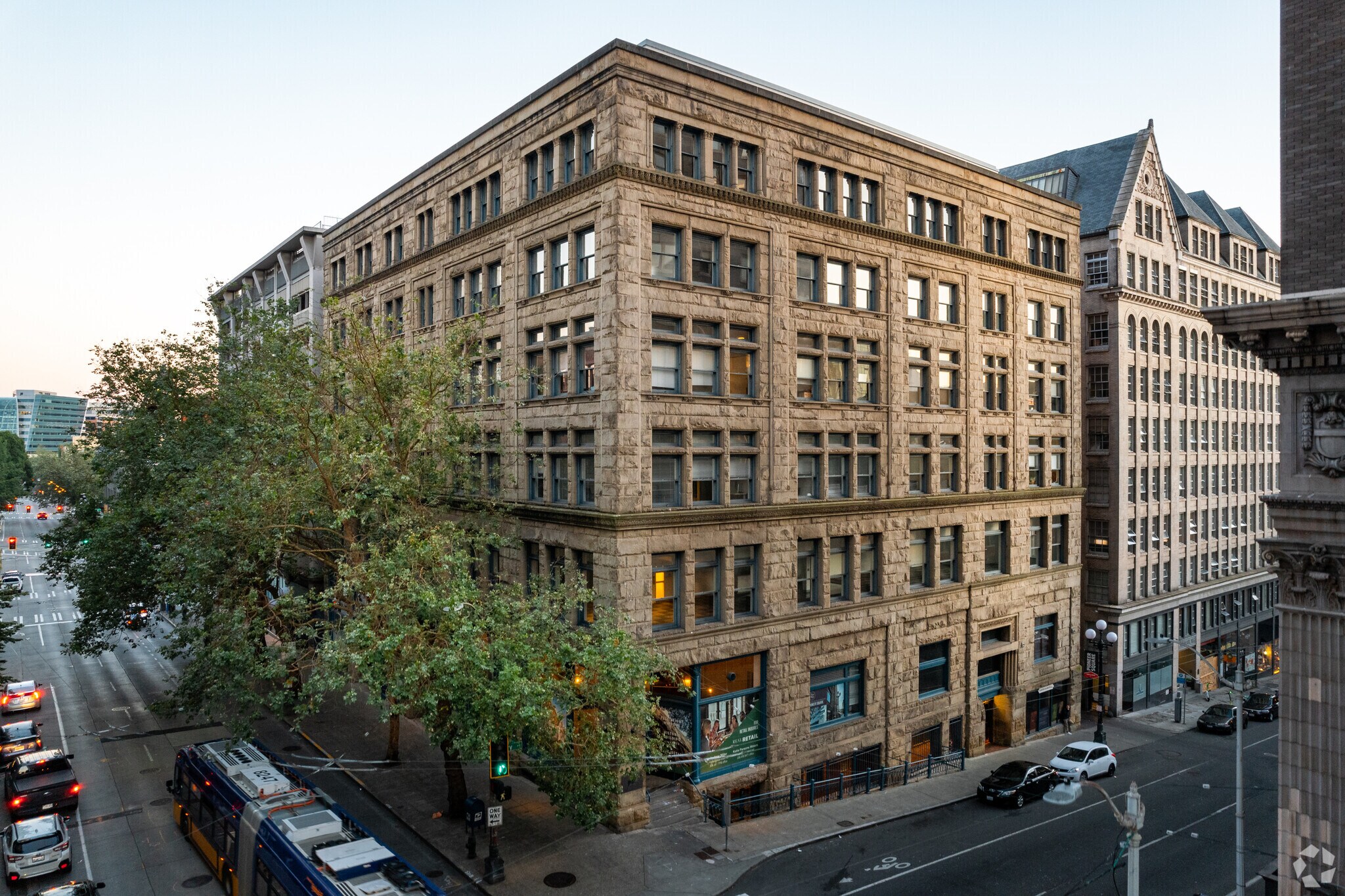 615-619 2nd Ave, Seattle, WA à louer Photo de l’immeuble– Image 1 sur 13