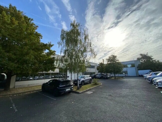 Plus de détails pour Local d'activités à louer