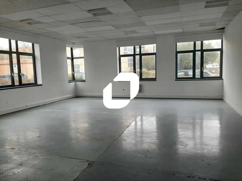 Local d'activités dans Montigny-le-Bretonneux à vendre - Photo de l’immeuble – Image 2 sur 8
