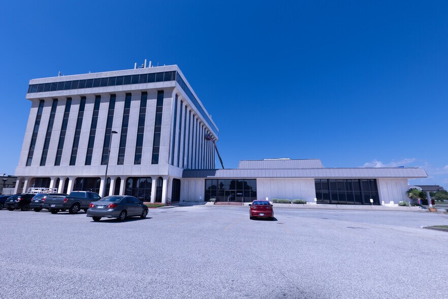 3649 Leopard St, Corpus Christi, TX à louer - Photo de l’immeuble – Image 2 sur 15