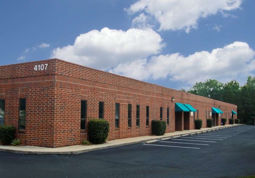 4123 Rose Lake Dr, Charlotte, NC à louer - Photo principale – Image 1 sur 12