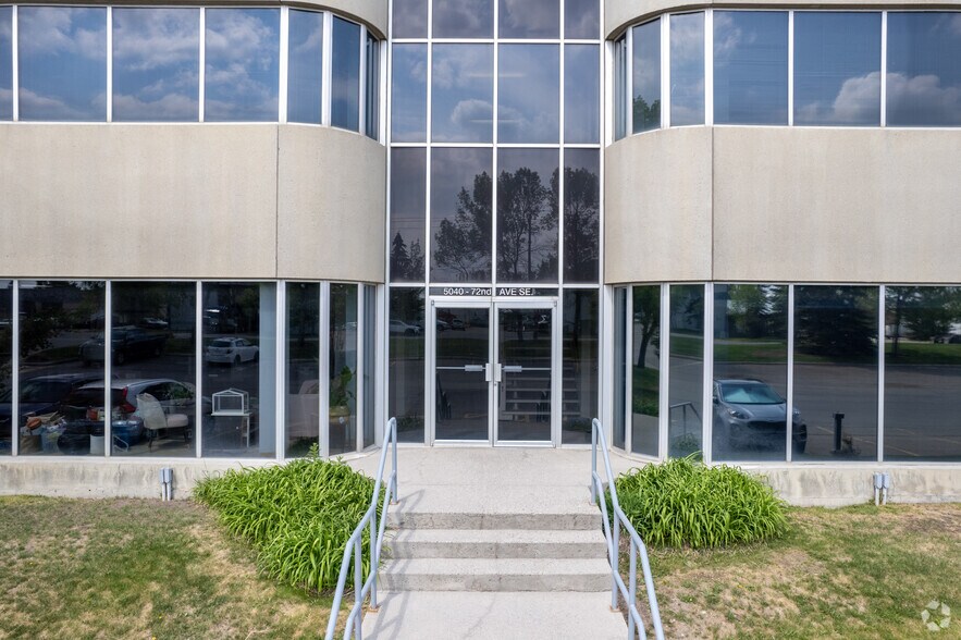 4920-5280 72 Av SE, Calgary, AB à louer - Photo de l’immeuble – Image 3 sur 10