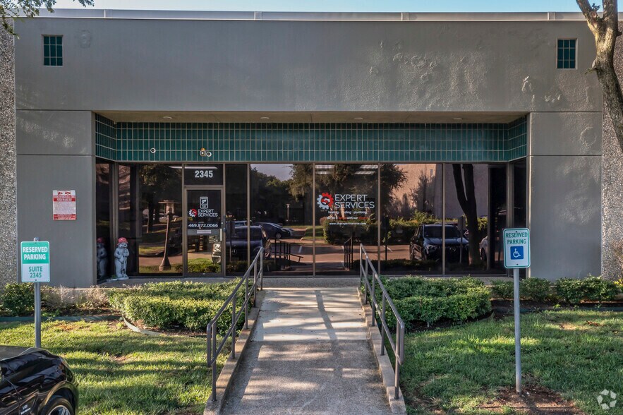 2345-2355 Merritt Dr, Garland, TX à louer - Photo de l’immeuble – Image 3 sur 7