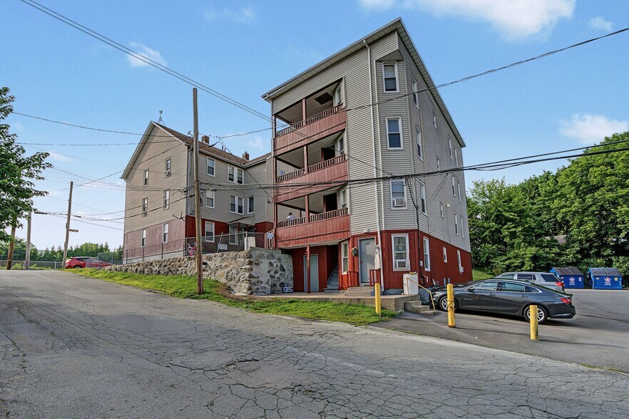 471 Pond St, Woonsocket, RI à vendre - Photo de l’immeuble – Image 2 sur 55