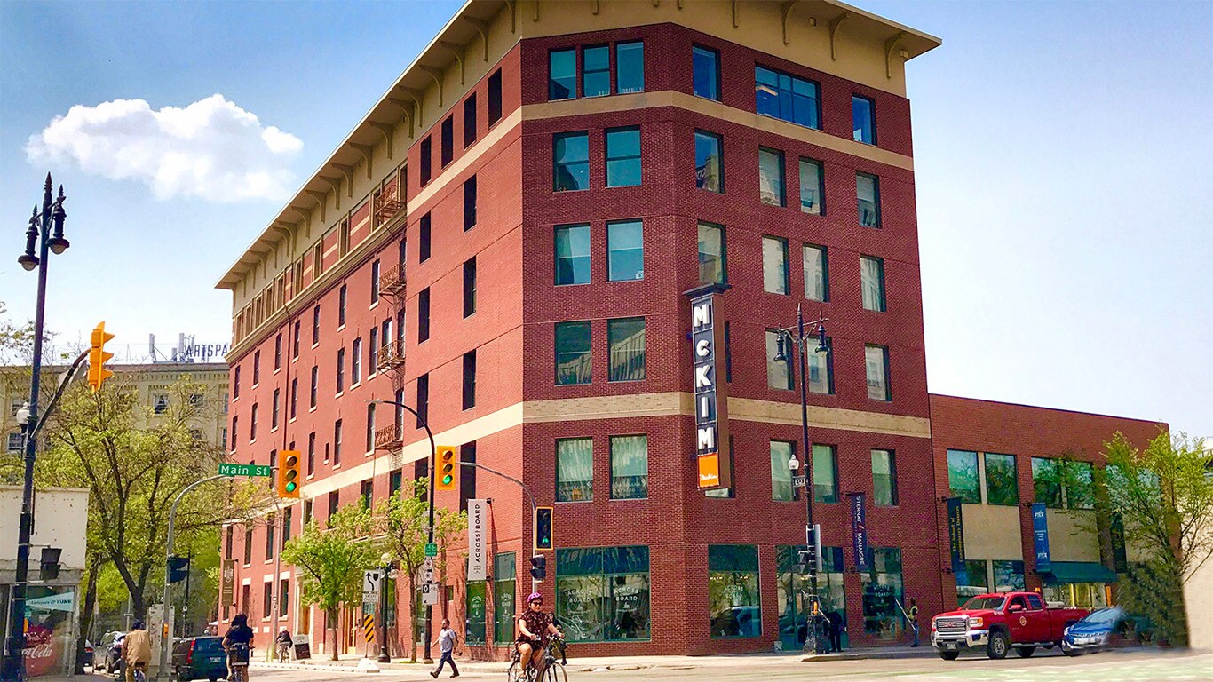 211 Bannatyne Av, Winnipeg, MB à louer Photo principale– Image 1 sur 13