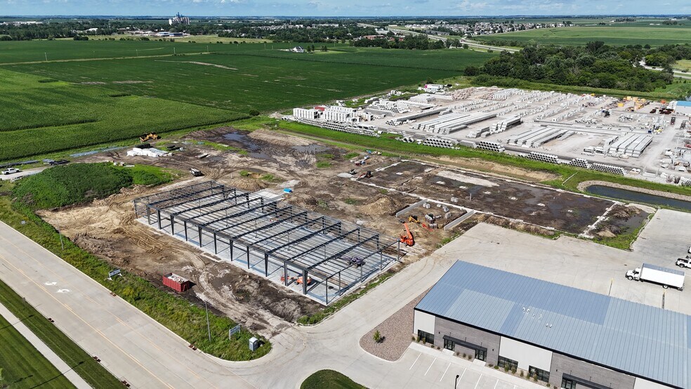 2151 Shilow Rose Pkwy SW, Bondurant, IA à louer - Photo de l’immeuble – Image 3 sur 7
