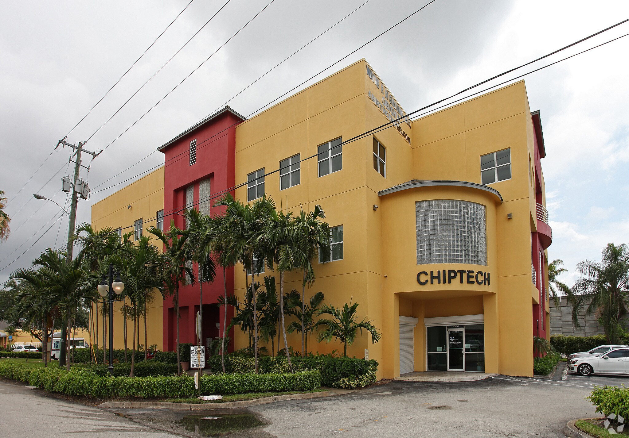 3001 W Hallandale Beach Blvd, Hallandale Beach, FL à louer Photo principale– Image 1 sur 4