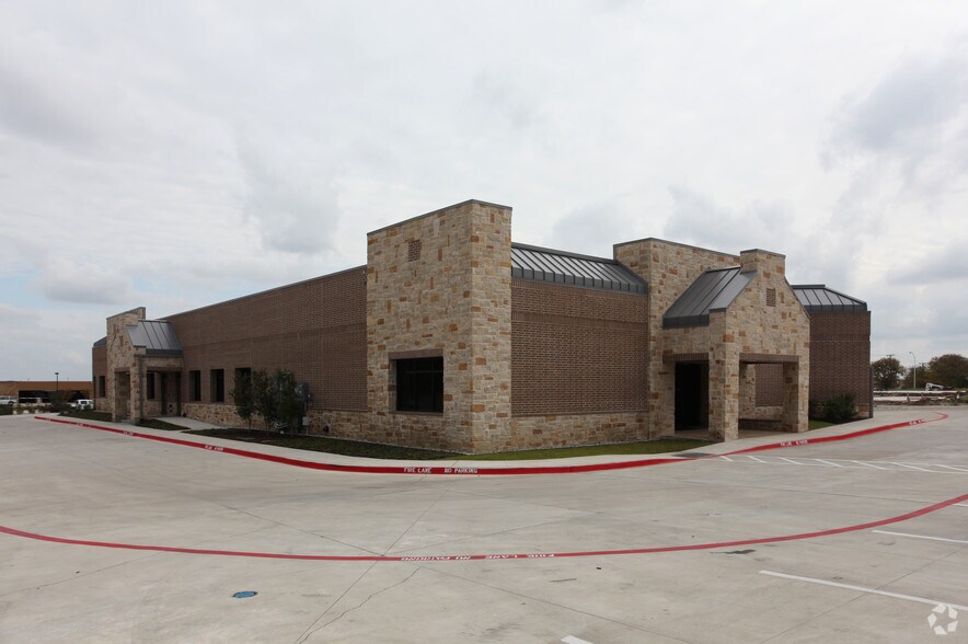 765 Custer Rd, Plano, TX à vendre - Photo de l’immeuble – Image 2 sur 2