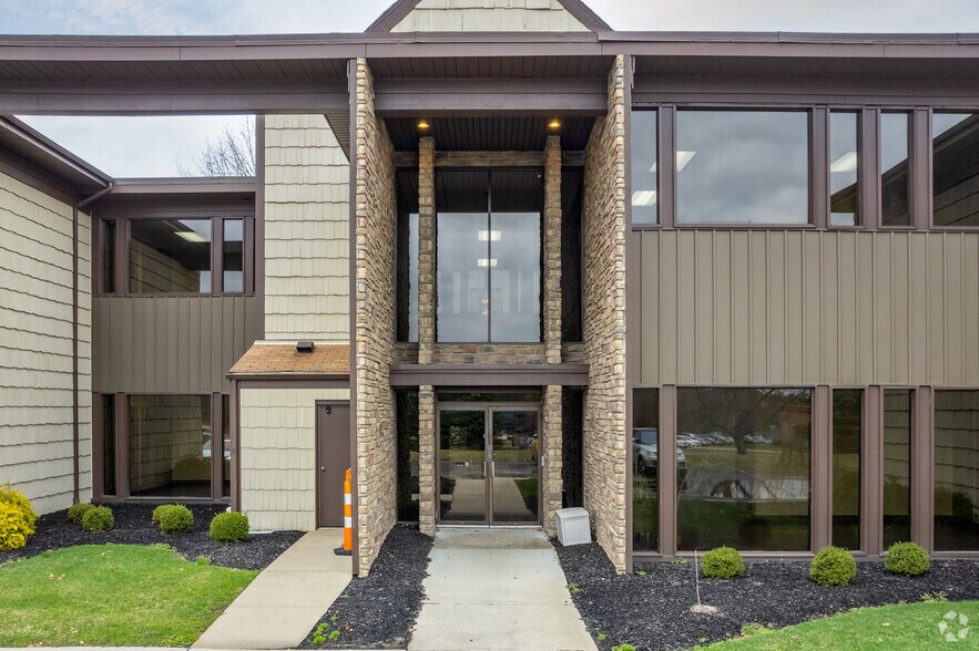 3570 Executive Dr, Uniontown, OH à louer - Photo de l’immeuble – Image 3 sur 10