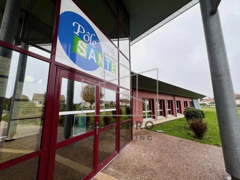 Local commercial dans Fouqueville à louer - Photo de l’immeuble – Image 2 sur 3