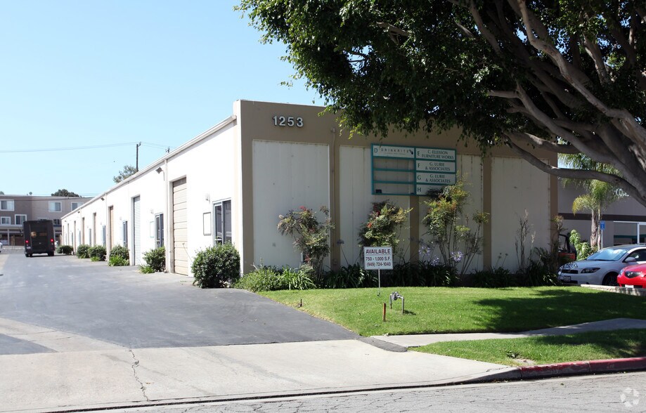 1253 Logan Ave, Costa Mesa, CA à louer - Photo principale – Image 1 sur 4