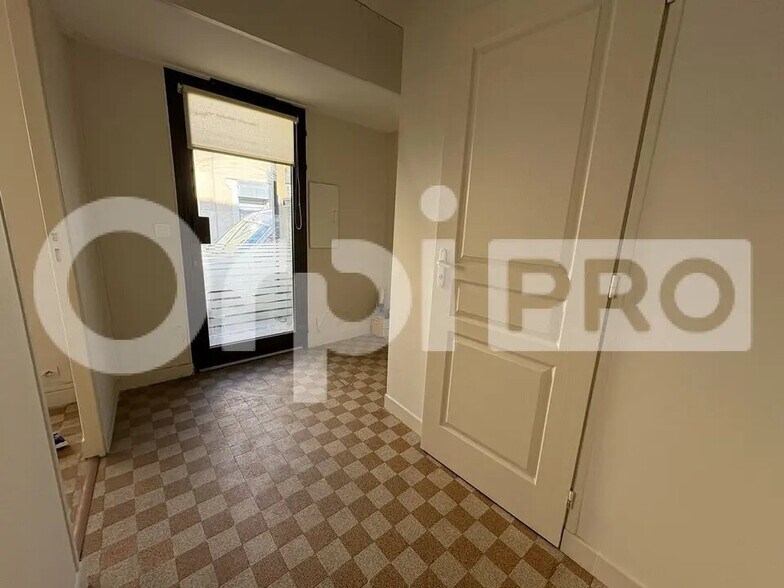 Local commercial dans Mandres-les-Roses à louer - Photo de l’immeuble – Image 3 sur 5