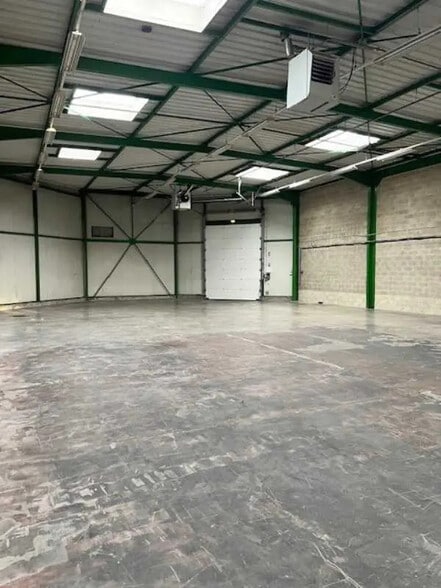 Local d’activités dans Saint-Thibault-des-Vignes à louer - Photo intérieure – Image 2 sur 3