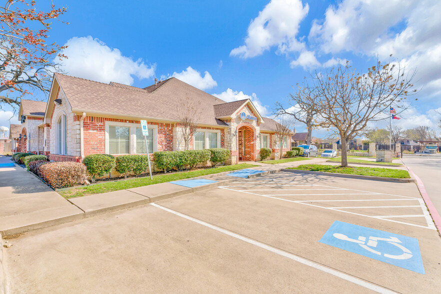 910 N Main St, Euless, TX à louer - Photo de l’immeuble – Image 1 sur 1