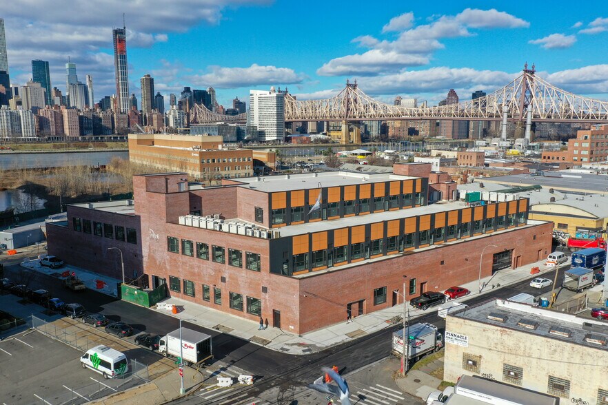 9-03 44th Rd, Long Island City, NY à louer - Photo de l’immeuble – Image 2 sur 8
