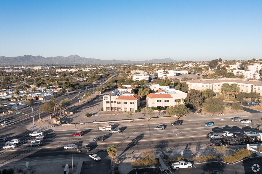 655 E River Rd, Tucson, AZ à louer - Photo de l’immeuble – Image 2 sur 5