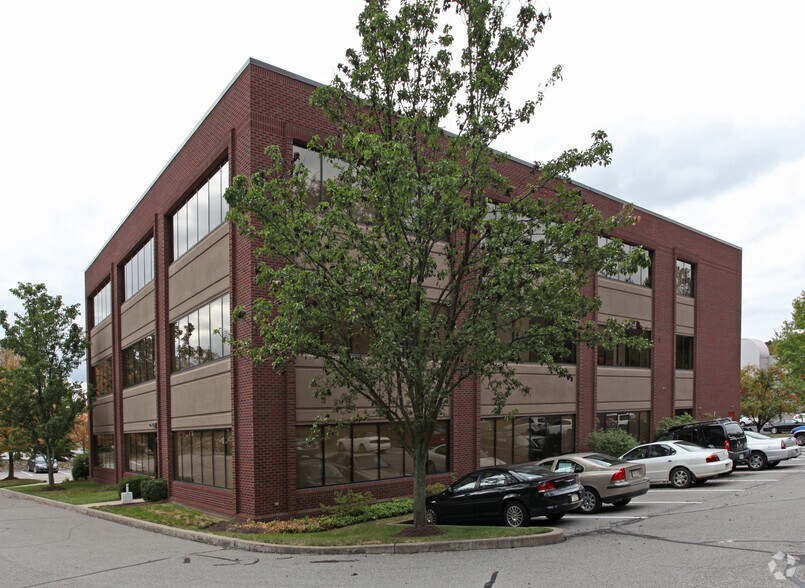 1009 Beaver Grade Rd, Coraopolis, PA à louer - Photo de l’immeuble – Image 2 sur 11